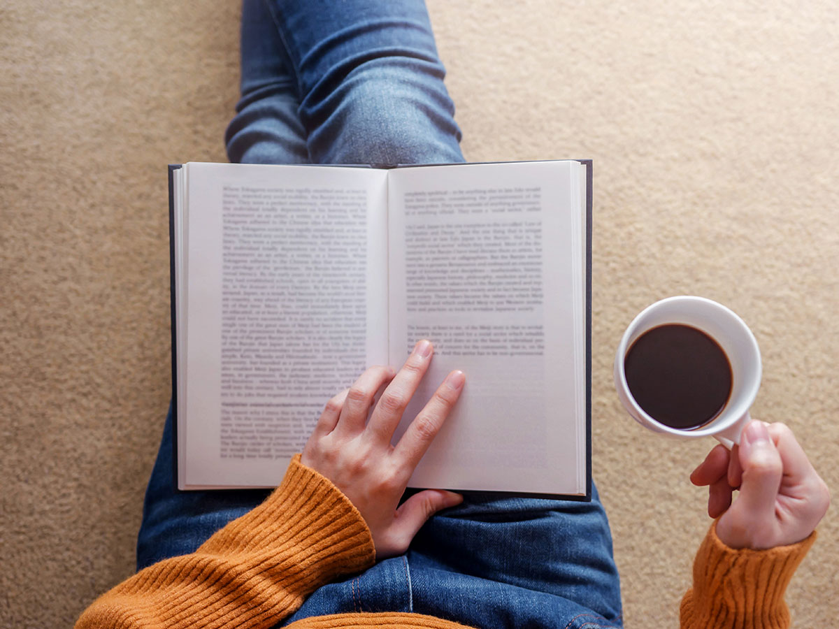 Czytelniczka z książką i kawą.