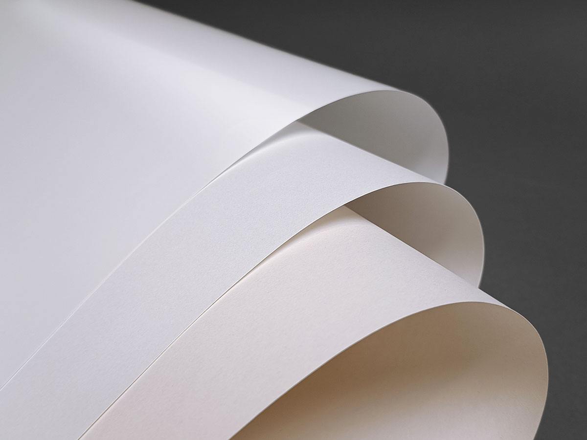 Zestaw papierów powlekanych i niepowlekanych.