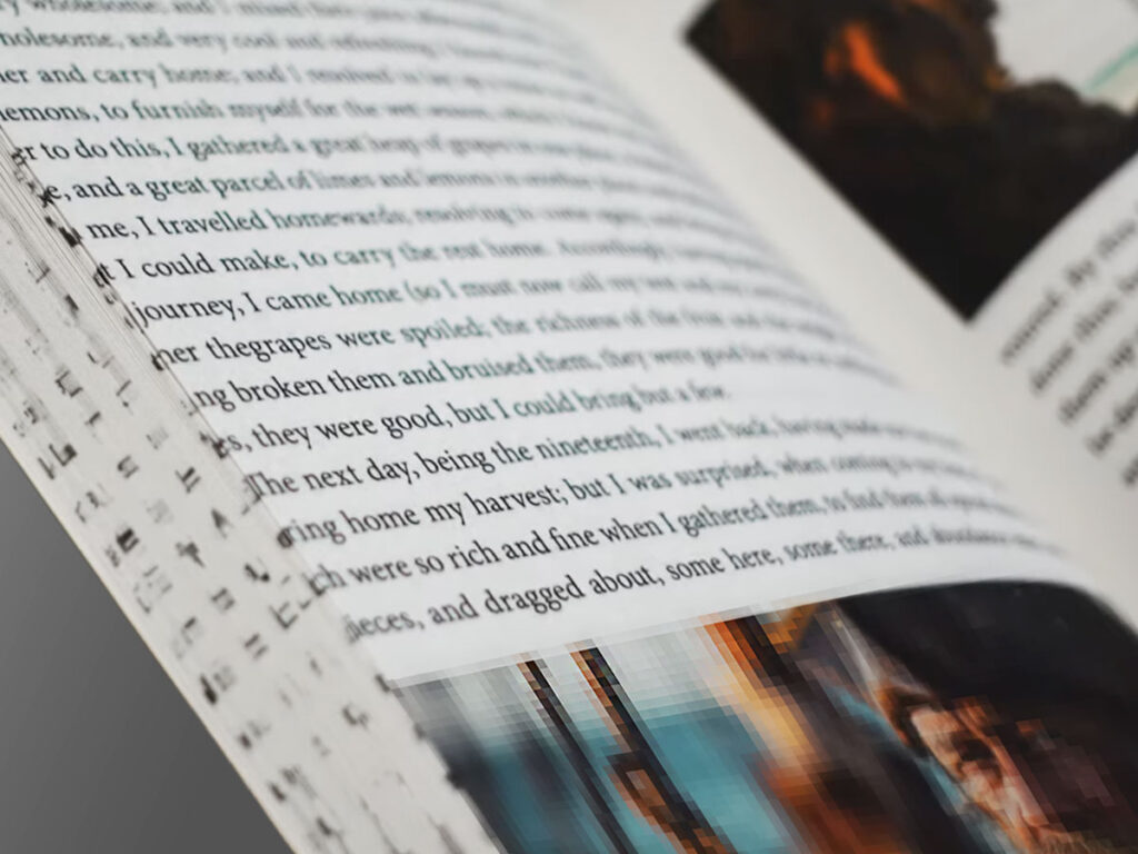 Zbliżenie na otwartą książkę z tekstem i fotografiami – przykład publikacji źle przygotowanej do druku.
