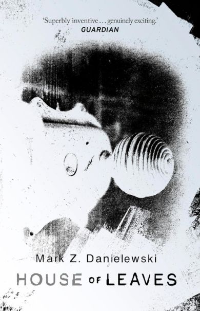 Obwoluta brytyjskiego wydania „House of Leaves” (Doubleday 2024): ziarnista czarno-biała grafika i cytat z „Guardiana”