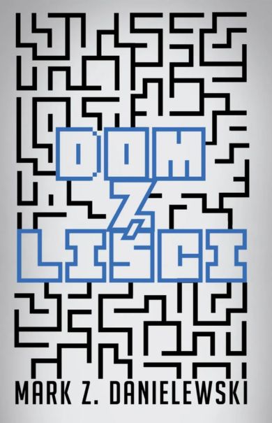 Obwoluta „Domu z liści” Wydawnictwa MAG (2016): czarny labirynt na srebrnym tle i niebieski tytuł pośrodku